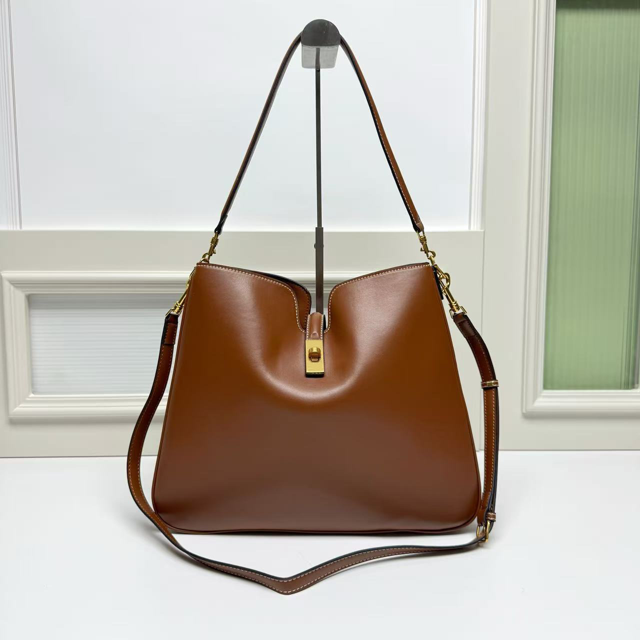 2025 Luxury Designer Classic Women's Smooth Cowhide Handbag Casual Women's Crossbody Bag Leather One-shoulder Makeup Bag and Crossbody Bag