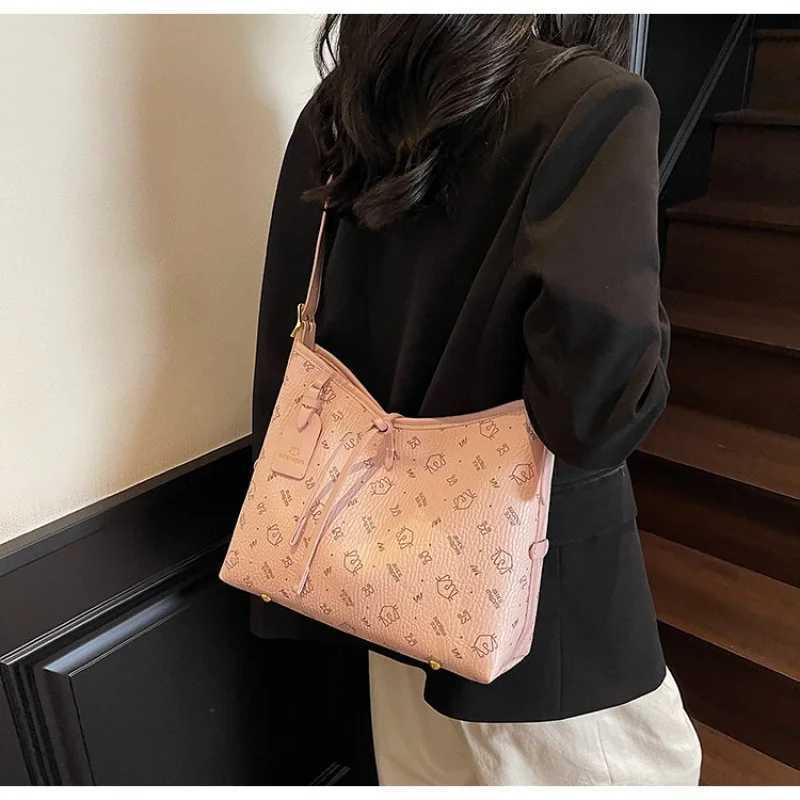 Fashion-Forward Womens Crossbody Bag Luxury Designer Leather Shoulder Handbag Stylish Tote Ladies Evening BagW251118