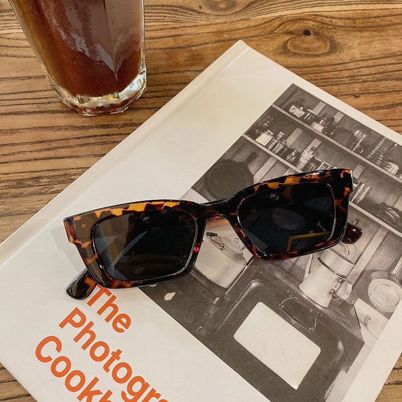 Hot selling 2025 summer free shipping fashionable women sunglasses designer black white outdoor retro popular sunglasses