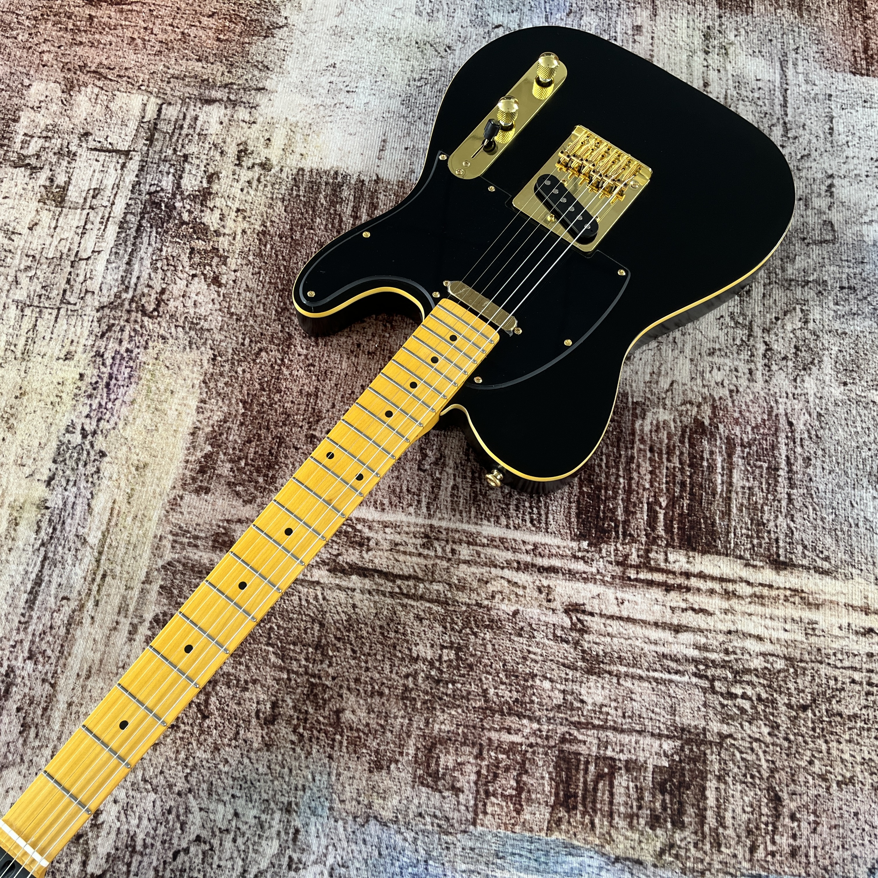 Matte finish electric guitar with 22 frets and 6 strings. Mahogany body, maple neck. Real pictures. Fast delivery.