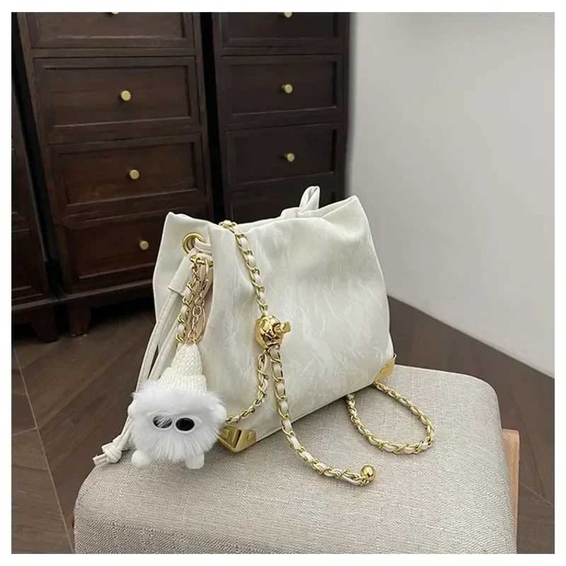 Niche Design Shoulder Bag Womens Korean Version Fashion Drawstring Bucket Bag High-end Chain Messenger Bag Summer VersatileW251118