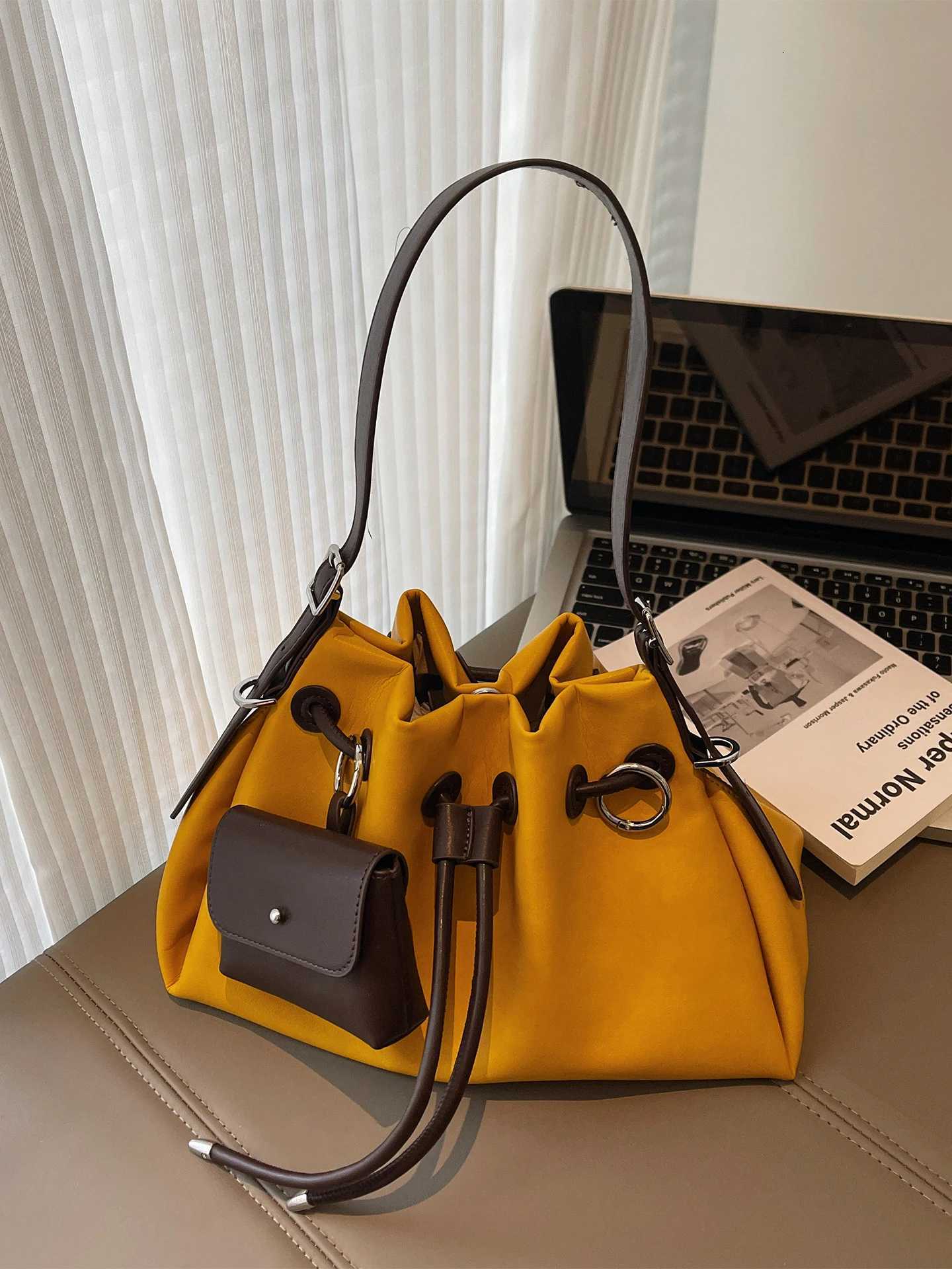 Drawstring Splicing Bucket Bag Women Summer New Korean Casual PU Handbags Fashion Versatile High End Crossbody Bag with PacketW251118