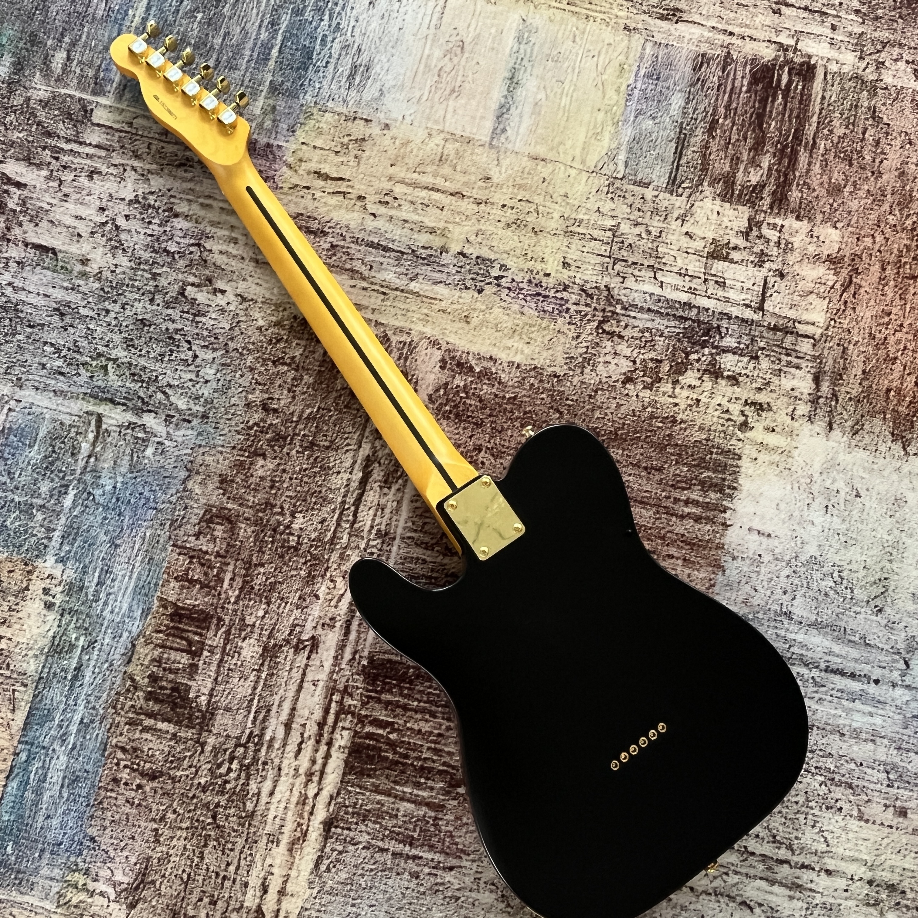 Matte finish electric guitar with 22 frets and 6 strings. Mahogany body, maple neck. Real pictures. Fast delivery.