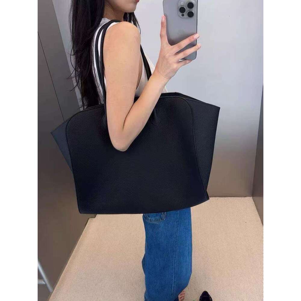 2025 New Internet Celebrity Same Style Large Capacity Fashion Versatile Dark Contrast Design Solid Color Commuter Single Shoulder Tote Bag