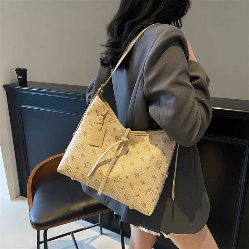 Fashion-Forward Womens Crossbody Bag Luxury Designer Leather Shoulder Handbag Stylish Tote Ladies Evening BagW251118
