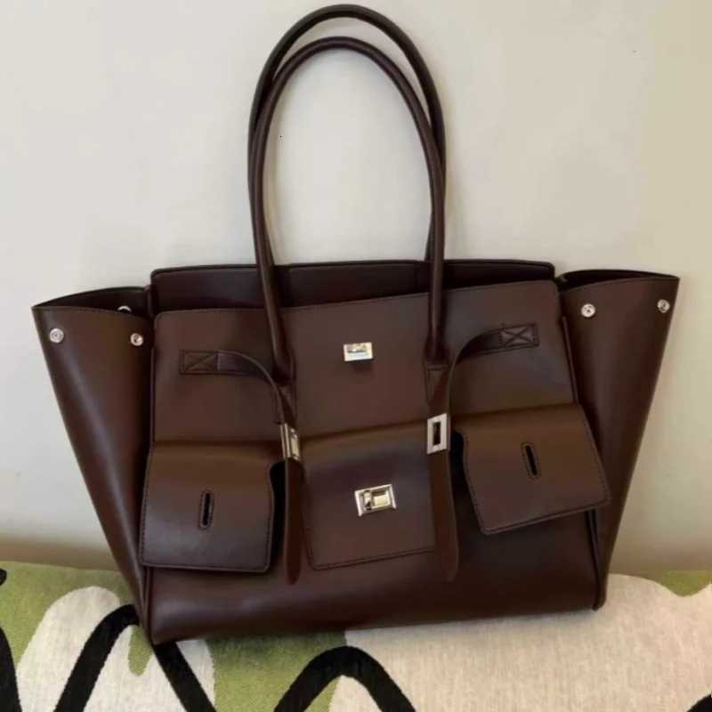 Brand New Large Capacity Tote Bag Luxury Fashion Handbag Buckle Design Shoulder Bag Fashion Casual Clutch Versatile Travel BagW251118