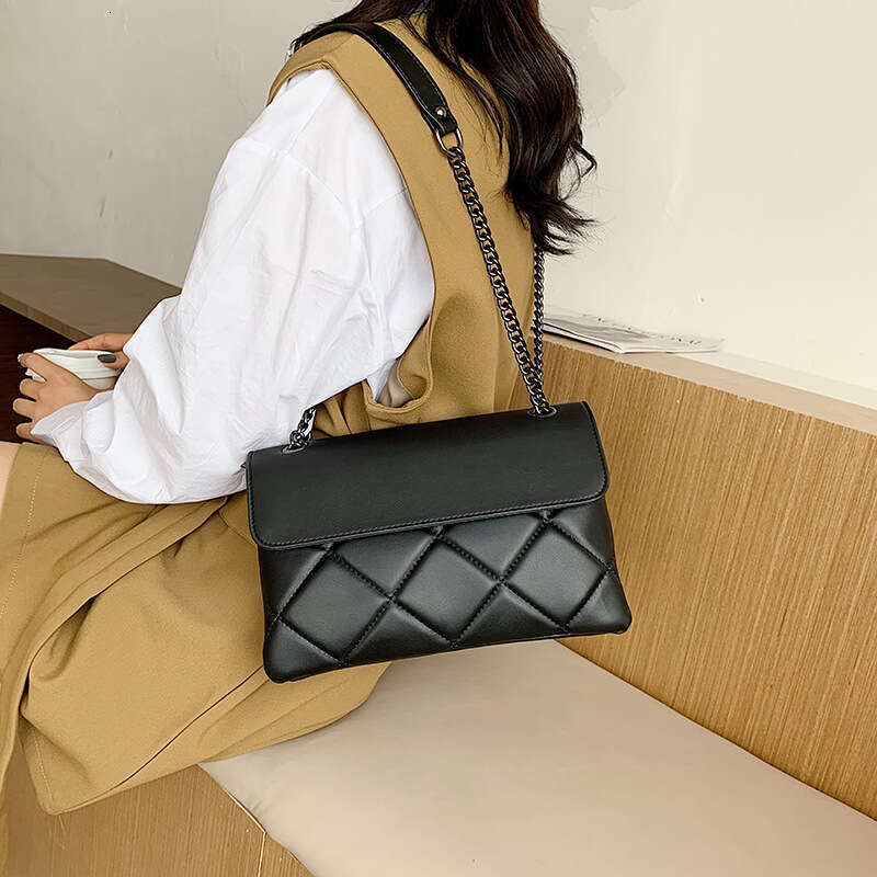 2025 new fashionable high-end diamond grid women's crossbody bag, simple and versatile chain single shoulder armpit bag