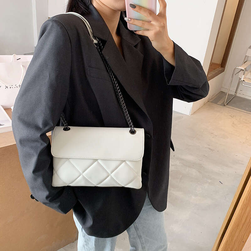 2025 new fashionable high-end diamond grid women's crossbody bag, simple and versatile chain single shoulder armpit bag