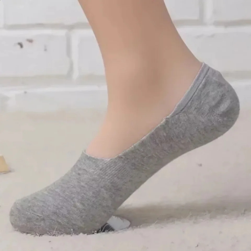 510 pairs of mens invisible socks short without display low cotton black and white anti slip silicone summer thin breathable 250418