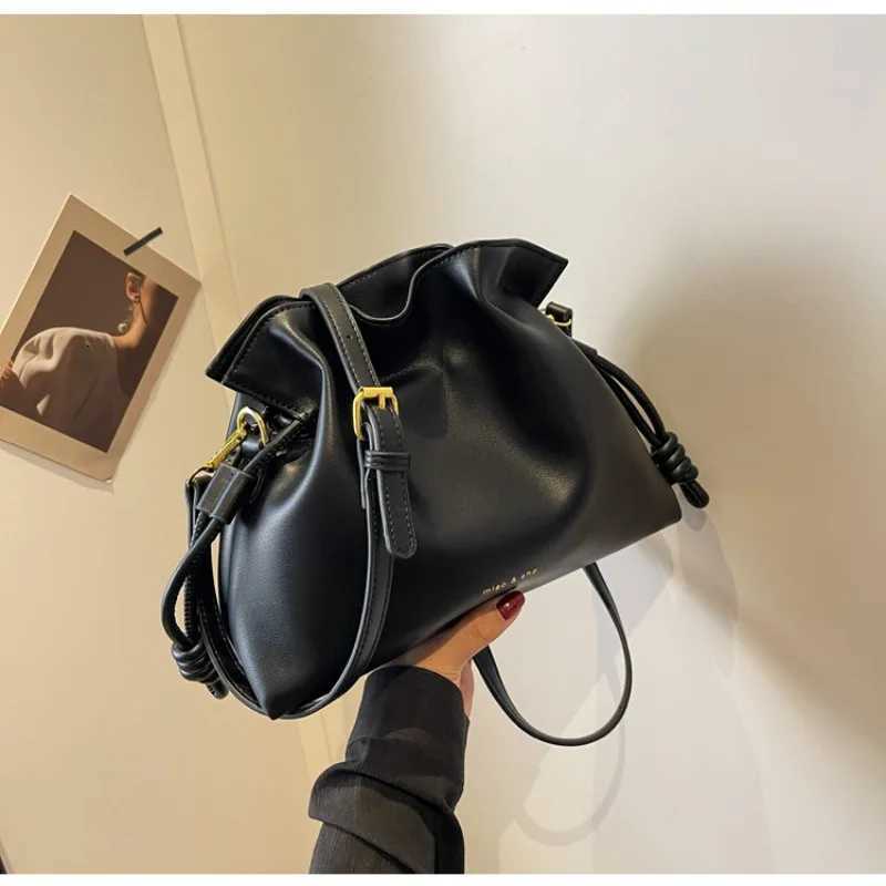Fashion Women Bag Drawstring PU Leather Bucket Bag Solid Color Hand Purses Sac Pleated Cloud Shoulder Bag Commute Crossbody BagsW251118