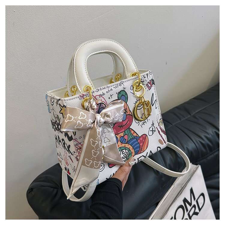 Exquisite Graffiti Fashion Handbag, Women's New Style, Fresh and Stylish, Versatile, Daifei Bag, High Texture, Trendy Crossbody Bag