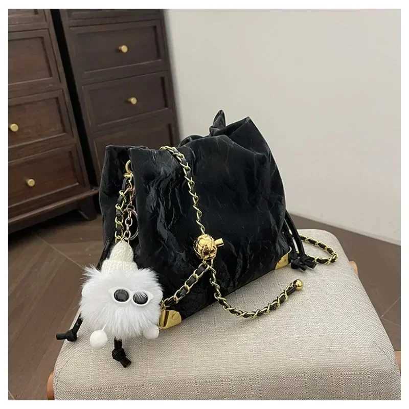 Niche Design Shoulder Bag Womens Korean Version Fashion Drawstring Bucket Bag High-end Chain Messenger Bag Summer VersatileW251118
