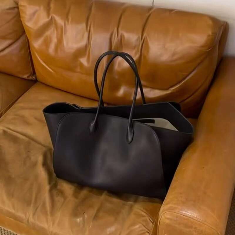 2025 New Internet Celebrity Same Style Large Capacity Fashion Versatile Dark Contrast Design Solid Color Commuter Single Shoulder Tote Bag