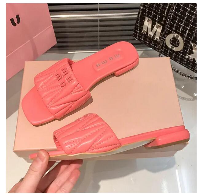 Designer Sandals Women's high quality flat leather non-slip slippers Summer triangle printed slippers Comfortable casual beach sandals SIZE 36-42 M67