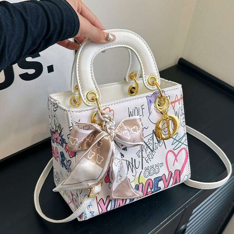 Exquisite Graffiti Fashion Handbag, Women's New Style, Fresh and Stylish, Versatile, Daifei Bag, High Texture, Trendy Crossbody Bag