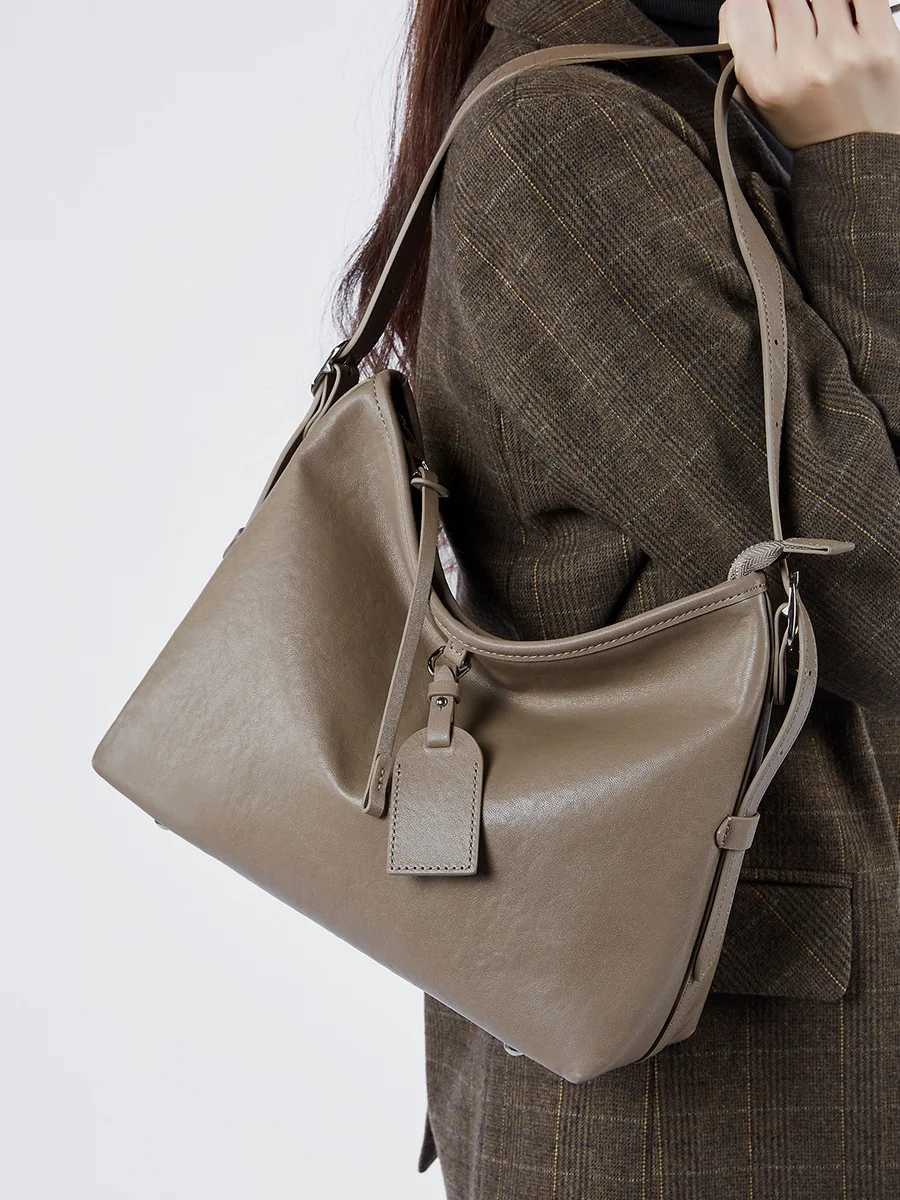 Womens Large Capacity Shoulder Bag armpit bag Ladies Genuine Leather Commuter Shopper Bags High Quality Luxury Handbag Big toteW251118