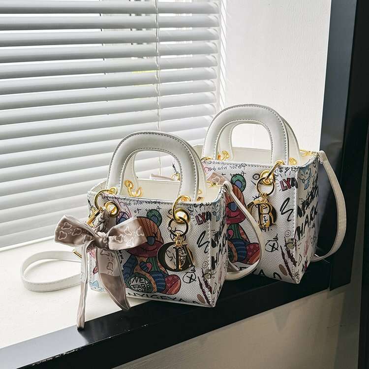Exquisite Graffiti Fashion Handbag, Women's New Style, Fresh and Stylish, Versatile, Daifei Bag, High Texture, Trendy Crossbody Bag