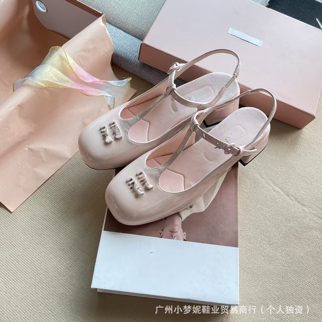 2025 Designer Fashion New High Heel Single Shoe Style Versatile Casual Shoes