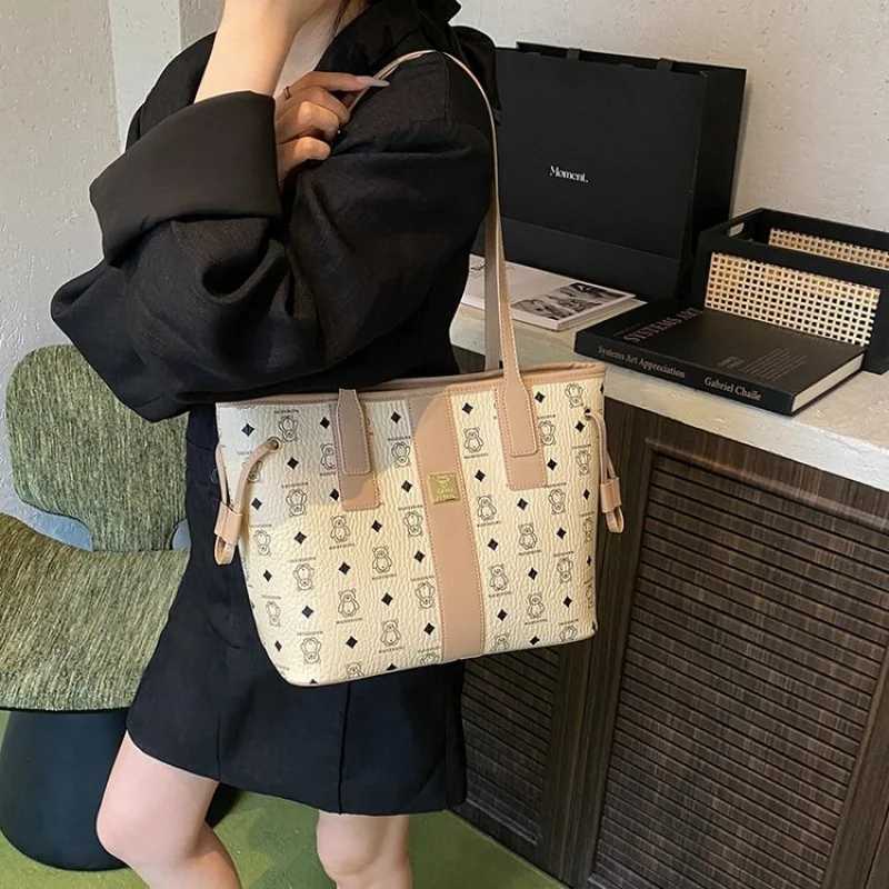 Trendy Fashion Large Capacity Crossbody Handbag For Women With Leather Material And Simple Vintage LookW251118