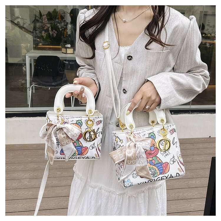 Exquisite Graffiti Fashion Handbag, Women's New Style, Fresh and Stylish, Versatile, Daifei Bag, High Texture, Trendy Crossbody Bag
