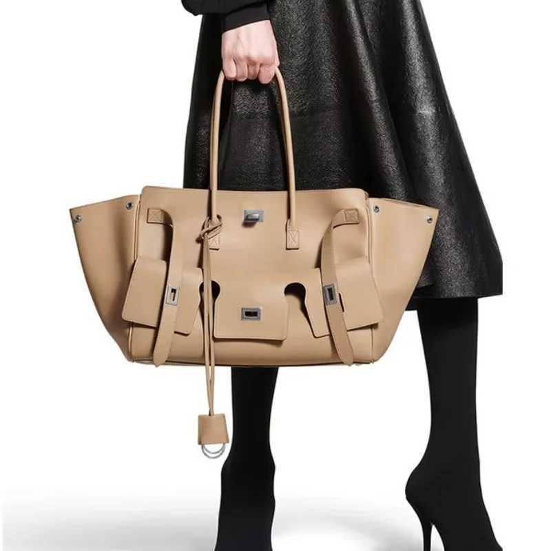 Brand New Large Capacity Tote Bag Luxury Fashion Handbag Buckle Design Shoulder Bag Fashion Casual Clutch Versatile Travel BagW251118