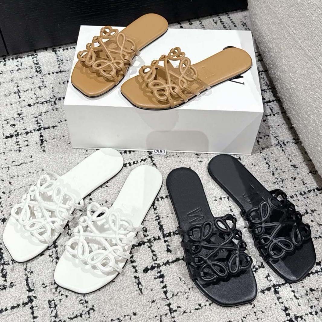Designer sandals fashionable and luxurious flat bottom anti slip heart slippers women's flat bottom beach slippers essential sandals for going out on the street
