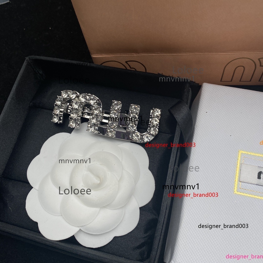 Designer Miaos New Letter Full Diamond Hair Clip Womens French Light Luxury Elegant Temperament High Grade Spring Clip 86TD muimuu miumiue miu miumiu mu 6YWI