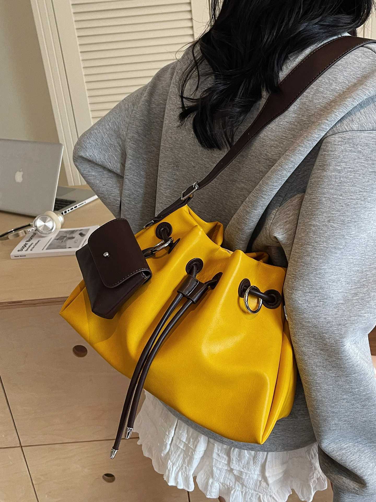 Drawstring Splicing Bucket Bag Women Summer New Korean Casual PU Handbags Fashion Versatile High End Crossbody Bag with PacketW251118