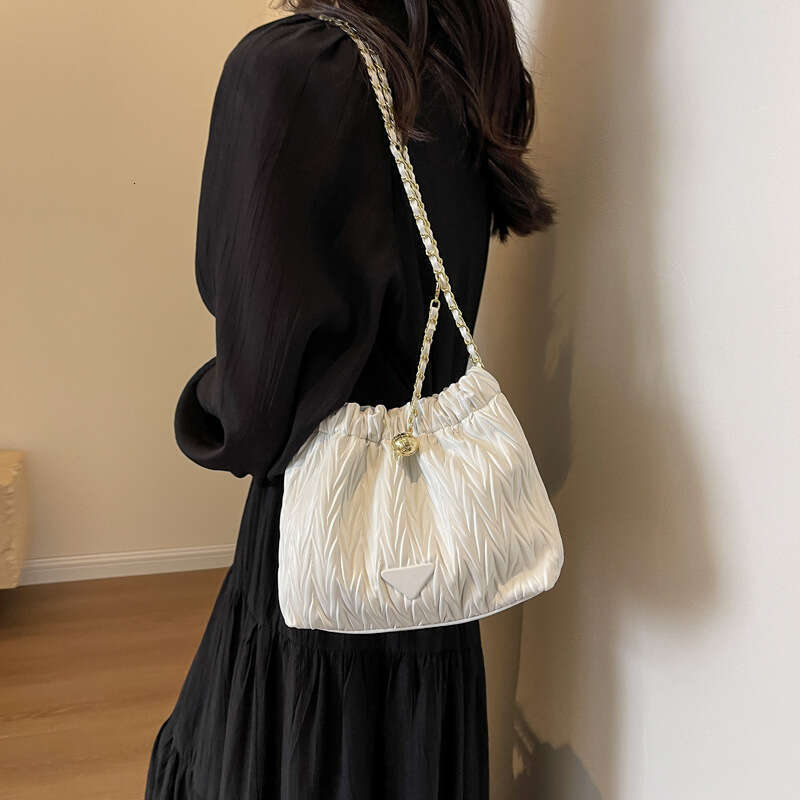 2025 new niche design women's diamond grid chain shoulder bag, high-end and stylish pleated versatile bucket bag