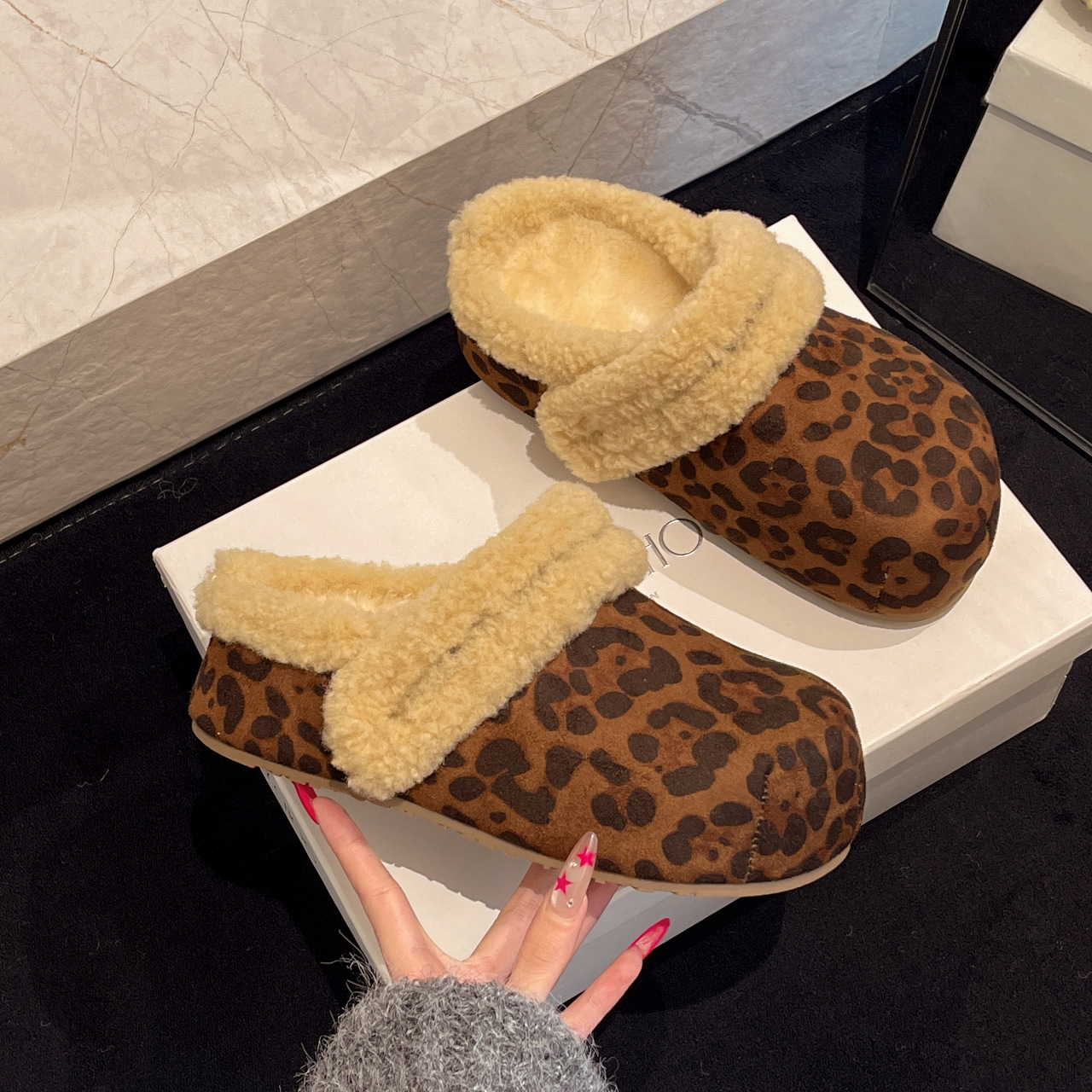 Free delivery cotton slippers Comfortable short velvet cotton slippers with fashionable texture for daily wear