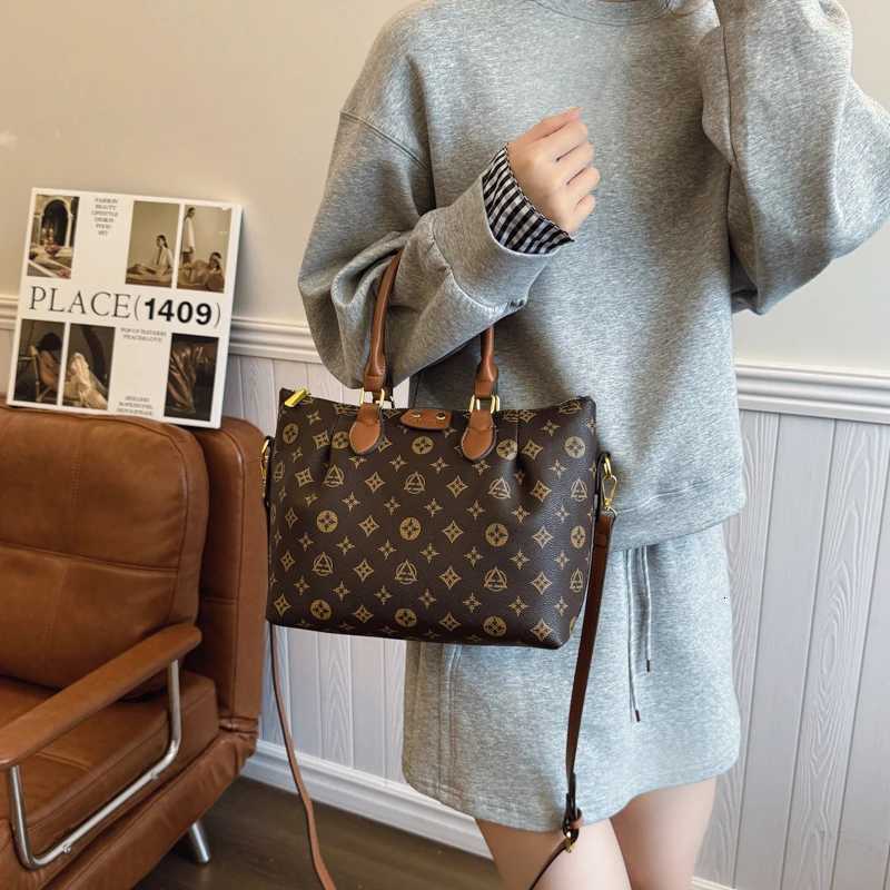 Trendy Elegant Classic Crossbody Bag Minimalist Leather For Womens Casual And Business CommuteW251119