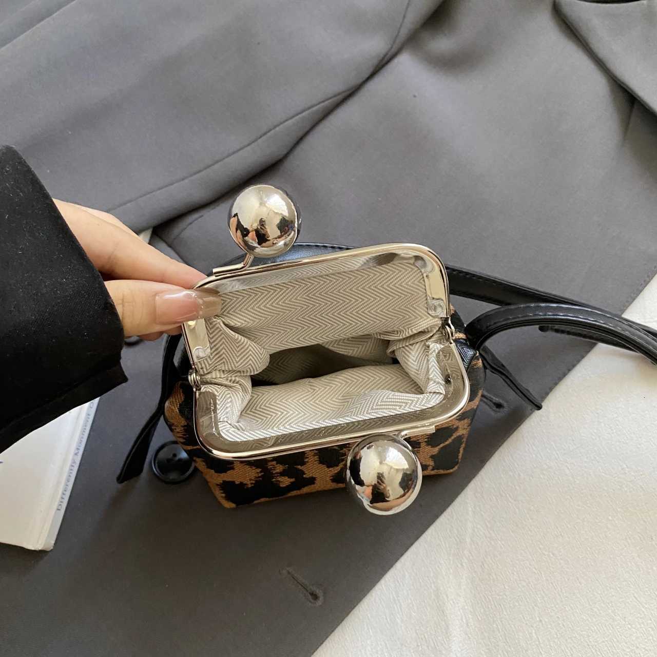 New Mini Womens Crossbody Bag Fashion Designer Handbag Clip Purse Versaile Crossbody Coin Purse Lipstick Pouch Mini BagW251119