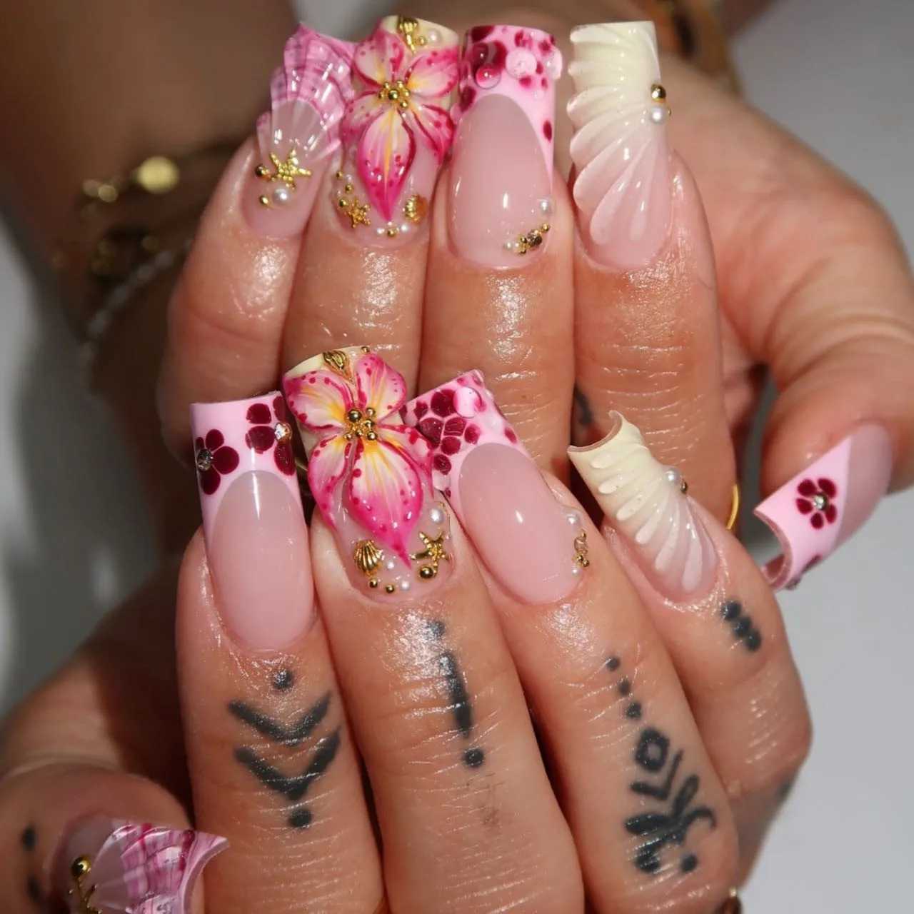24Pcs Blue Smudge French False Nails Press on 3D Flower Starfish Shell Fake Nails Mid-length Square Wearable Full Cover Nail TipT251118T251119