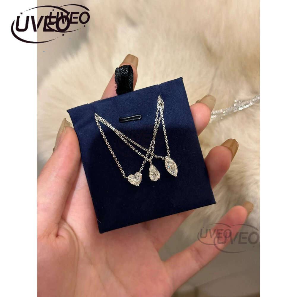 2024 Classical Top Sell Jewelry Heart Pendant Solitaire 100% Sterg Sier White Moissanite Dia Gemstones Party Women Clavicle Necklace Gift