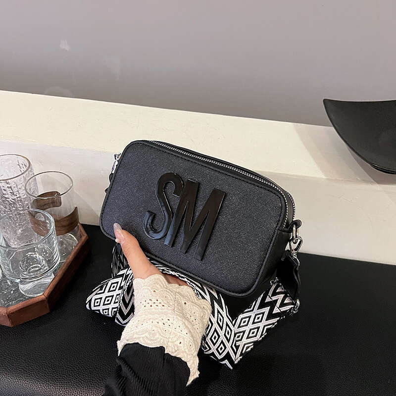 2025 New Fashionable Trendy Women's Bag, Casual and Versatile, Square with Small Letters, Wide Strap, Popular Single Shoulder Bag