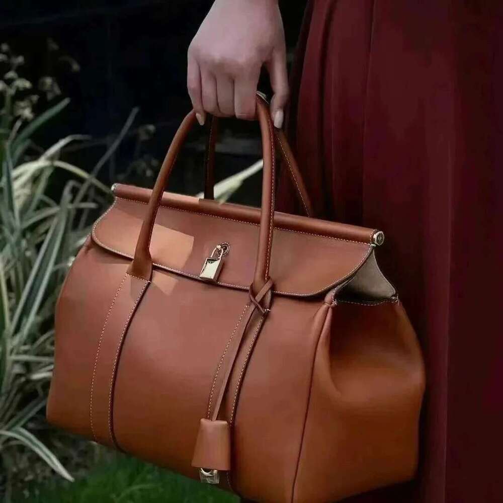DSGUTWO Large Capacity Shoulder Tote Bag Grainy Leather Handbag For Travel Soft Shape From Mainland China