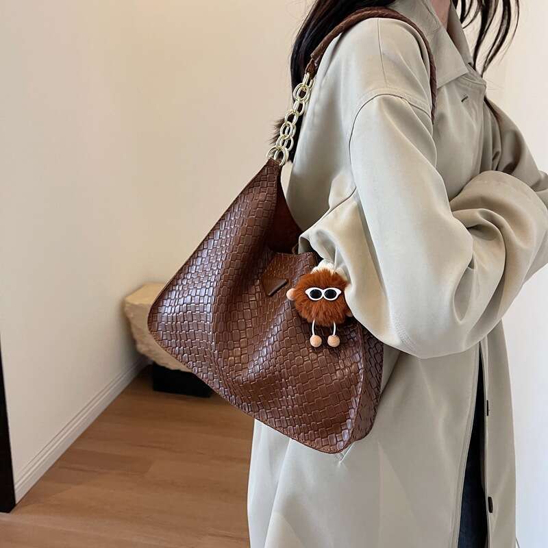 2025 new large capacity fashionable high-end niche soft leather armpit hot simple tote women's single shoulder mother bag