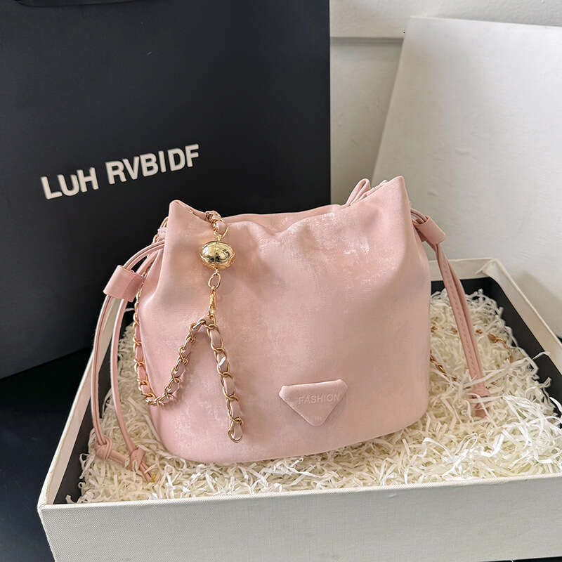 This year's popular small for women in 2025, new high-end and niche chain crossbody bag, single shoulder bucket bag