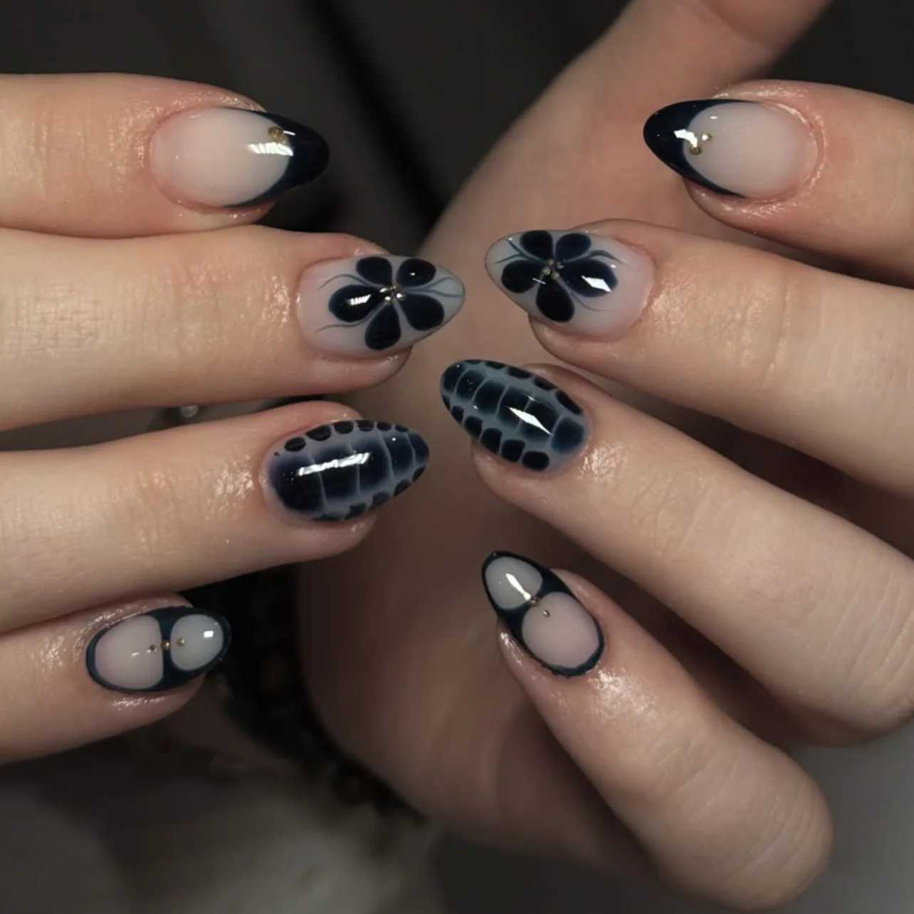 24Pcs Short Round Fake Nails Press on Blue French Flower Design Full Cover Nail Tip White Irregular Pattern Wearable False NailsT251118T251119