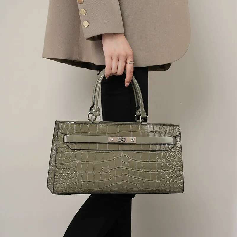 Crocodile Pattern Cowhide Versatile Women's 2023 Winter New Handheld One Shoulder Crossbody Large Capacity Bag