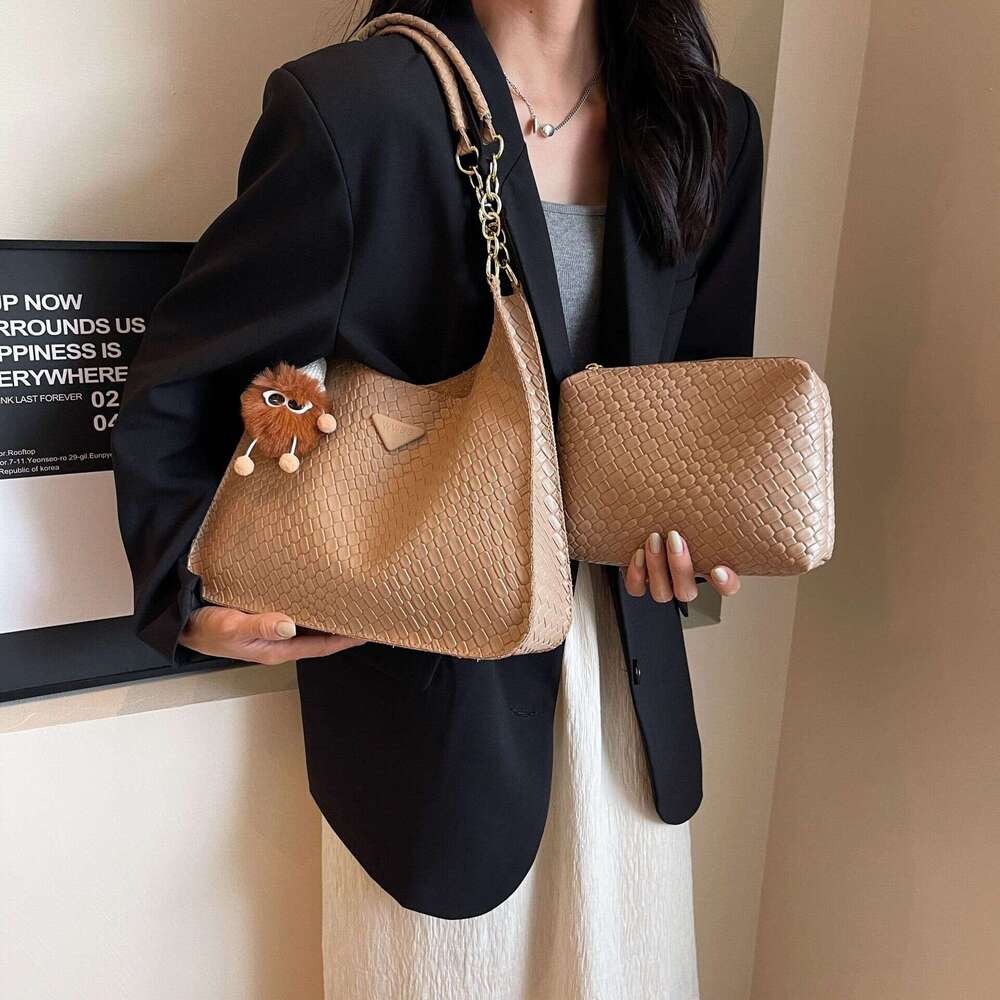 2025 new large capacity fashionable high-end niche soft leather armpit hot simple tote women's single shoulder mother bag