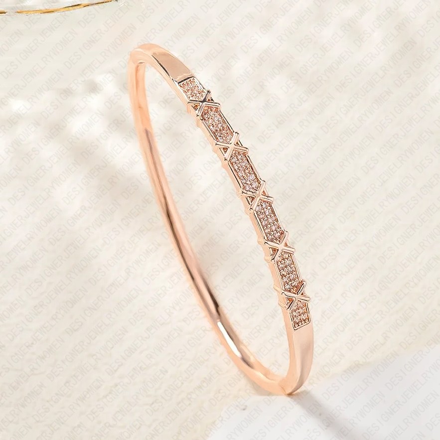 Designer Bracelet Bracelet for Women Full Pave Bangle Diamond Bangles Letter Open Bangles Luxury Jewlery Designer for Women Elegant Timeless Sparkling
