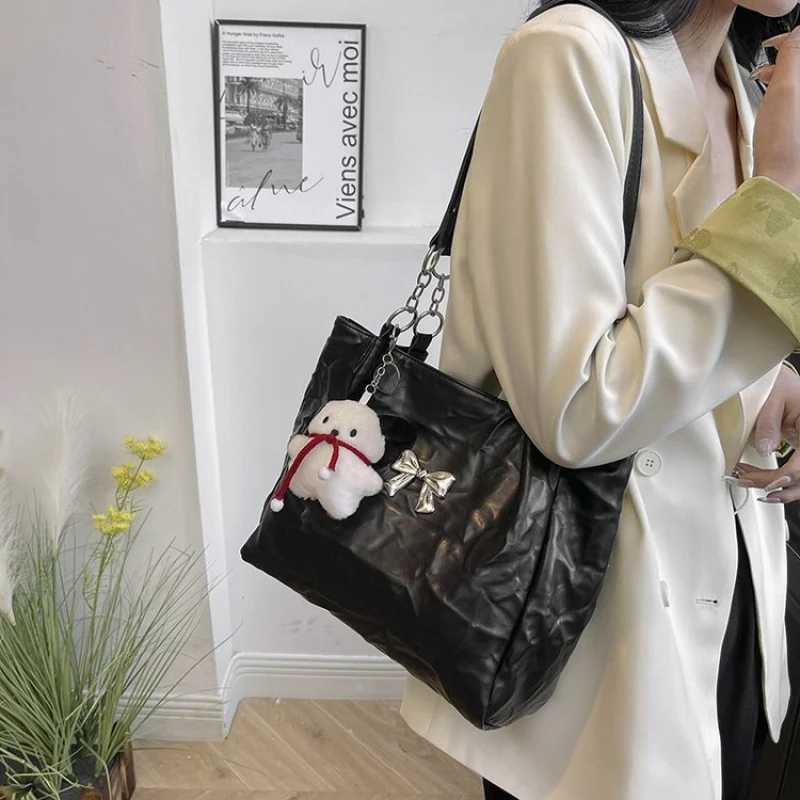 Womens Famous Designer Crossbody Bag Made Of Fine Leather Featuring Trendy Design And Luxury Brand W251119