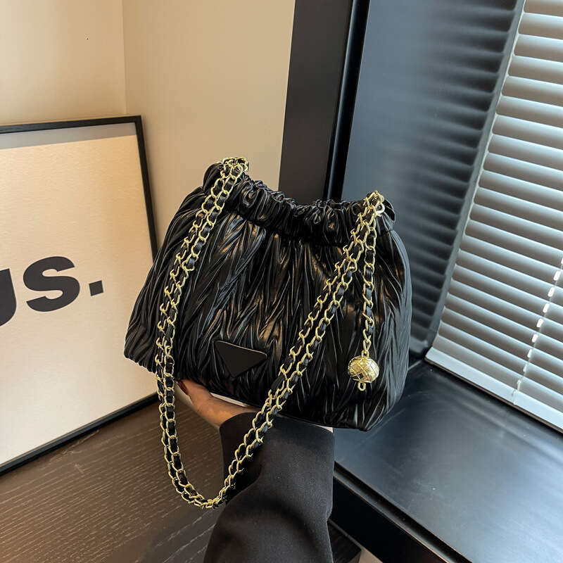 2025 new niche design women's diamond grid chain shoulder bag, high-end and stylish pleated versatile bucket bag
