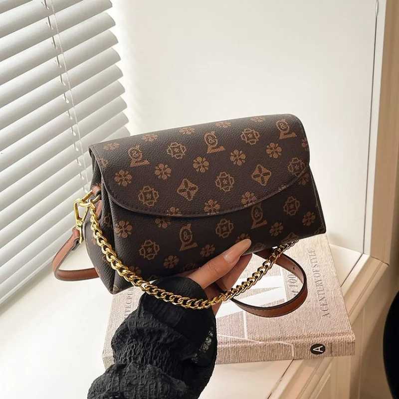 High-End Womens Messenger Bag Made Of Leather Boasting Trendy Commuter Design And Paris Elegant LookW251119