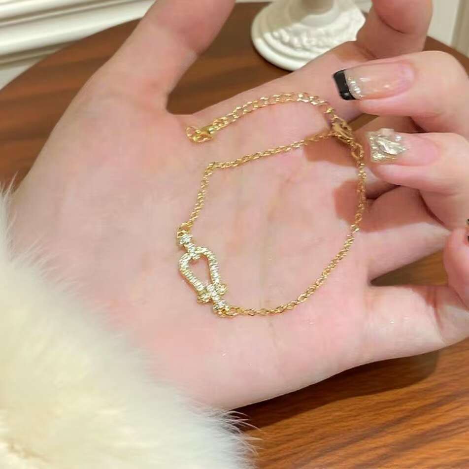 Autumn Winter New Micro Inlaid Heavy Craft Bracelet for Women, Feel, Versatile Hot Item, European and American Niche High-end Exquisite Temperament Li