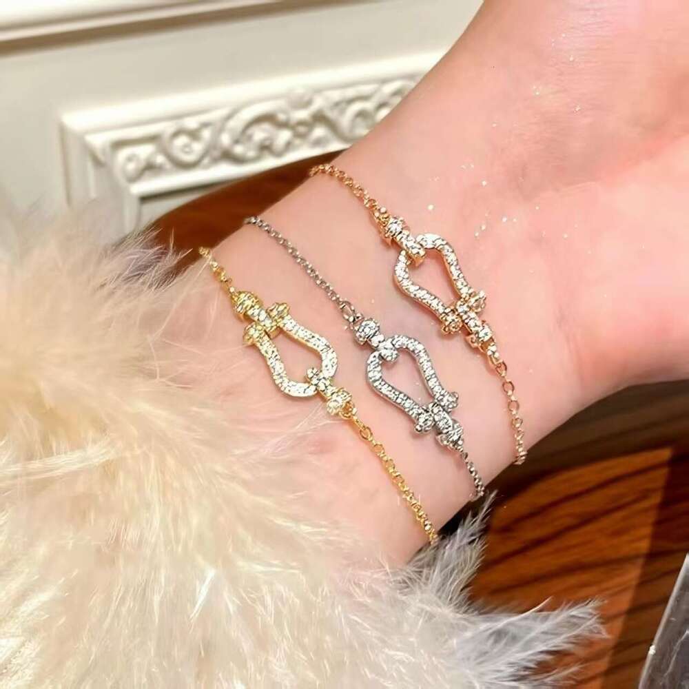 Autumn Winter New Micro Inlaid Heavy Craft Bracelet for Women, Feel, Versatile Hot Item, European and American Niche High-end Exquisite Temperament Li