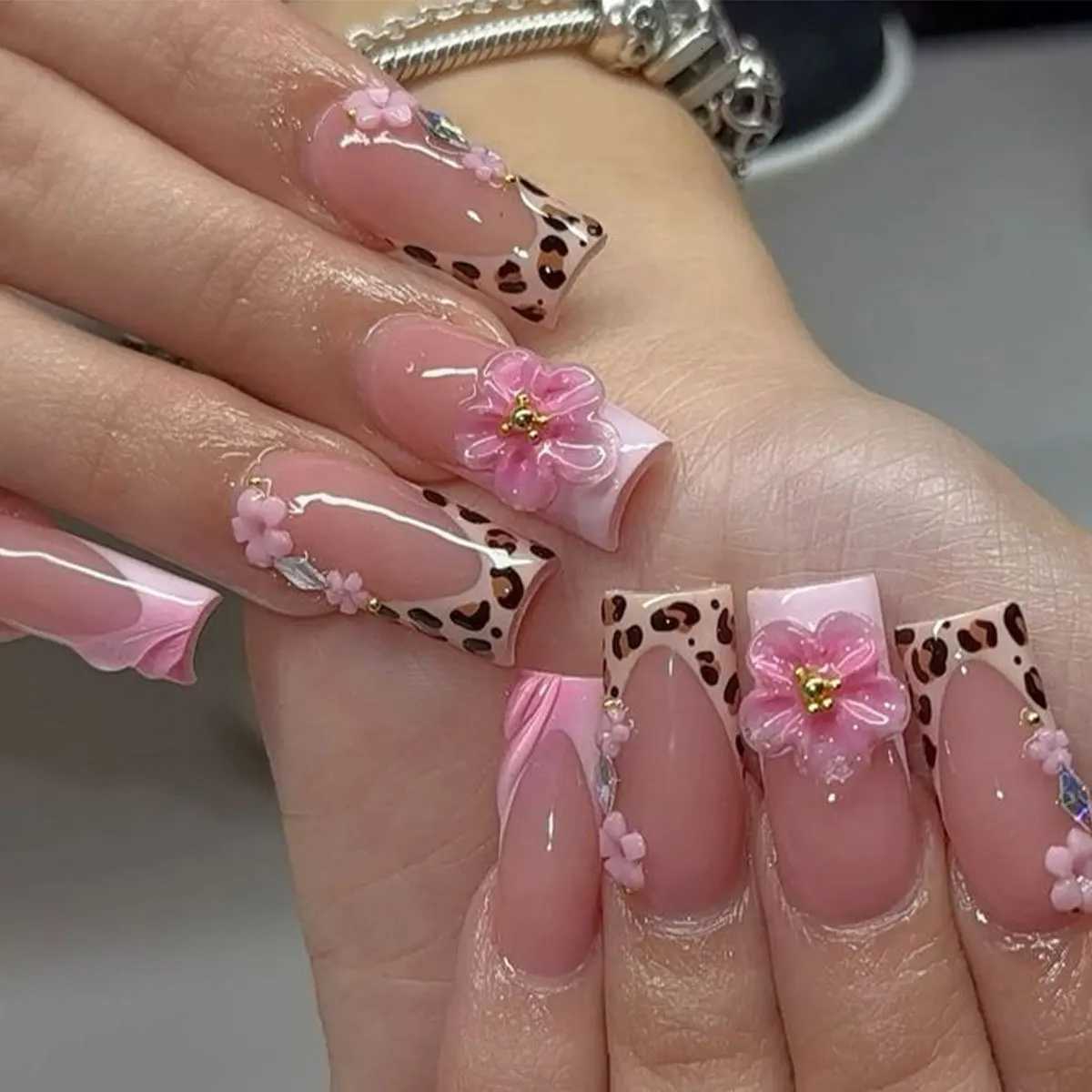 24pcs Simple White French Fake Nail Art Cute Flower Design Nails Tips Rhinestone Short Square False Nail Reusable Press on NailsT251118T251119