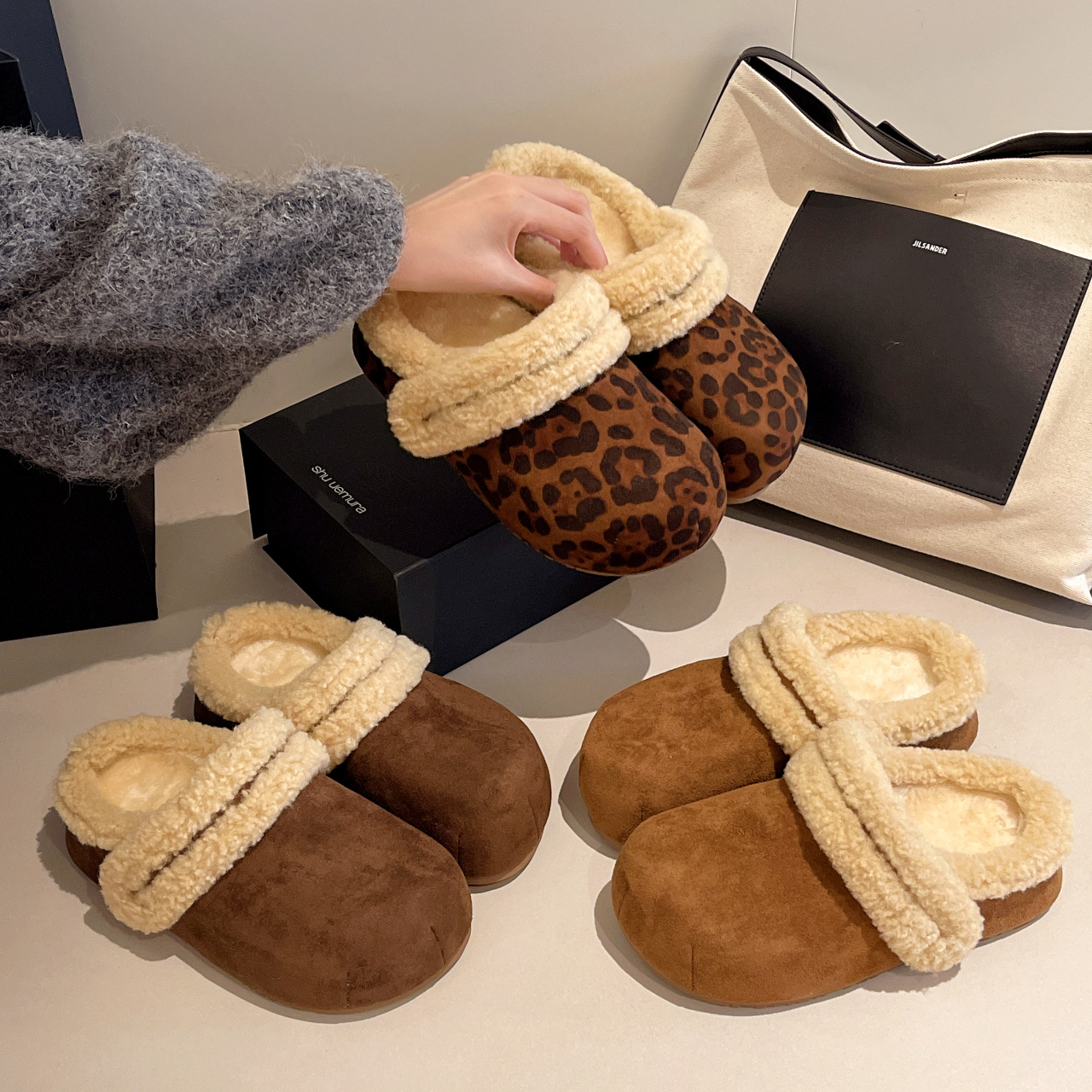 Free delivery cotton slippers Comfortable short velvet cotton slippers with fashionable texture for daily wear