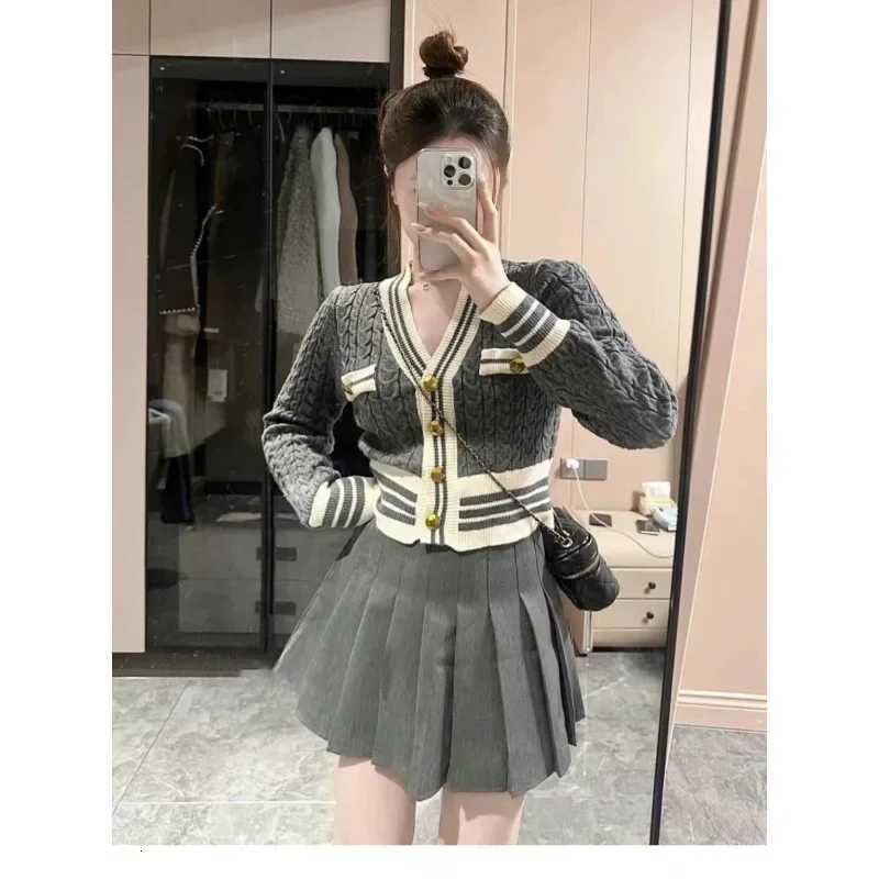 Slim Fit V-Neck Knitted Sweater Womens Fashion Twist Metal Button Cardigan Autumn New Arrival Color Block Knitwear Top H251119